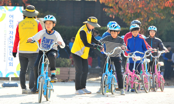 자전거 탈 땐 안전하게… 교육받는 어린이들
