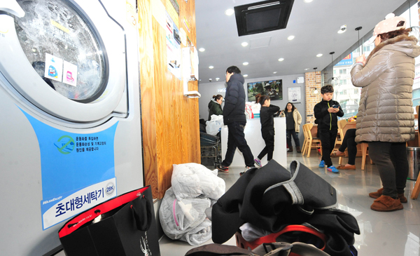 한파에 세탁기도 꽁꽁… 특수 맞은 동전 빨래방