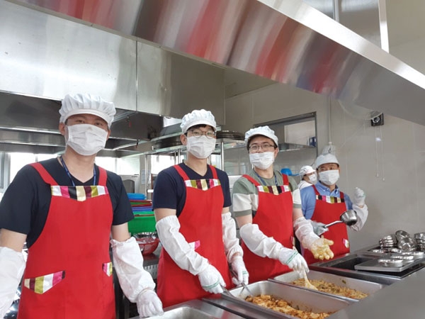 의왕 관내 기업체 직원들 금요일마다 복지관서 배식봉사
