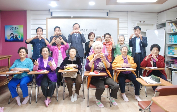 부천도시공사-새롬가정지원센터 어르신 공부방에수강용 책상 지원