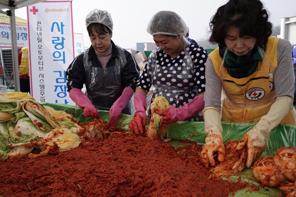 적십자,  다문화 가족 등과 김장 봉사