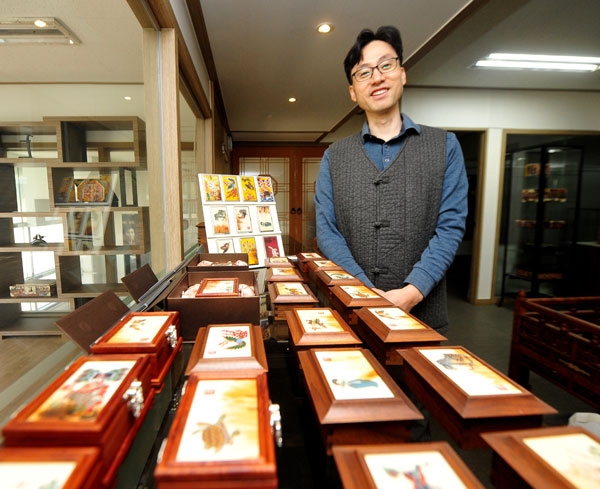 아버지가 오랜 세월 지켜왔던 화각공예, 열심히 이어갈 것