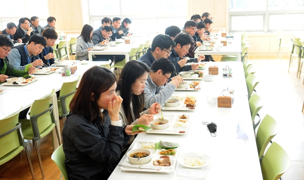 코로나19가 바꾼 구내 식당 풍경, 비워진 앞자리