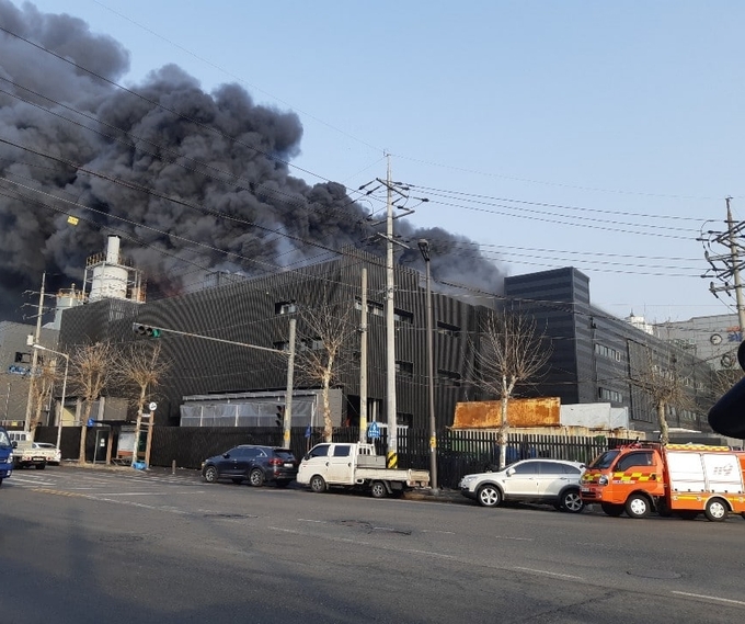 안산시 피혁공장서 화재 발생, 큰불 잡았으나 잔불 정리 오래걸릴 듯