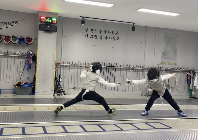 스킬 펜싱클럽, 천 리 길도 한 걸음부터…펜싱 기본기 강조