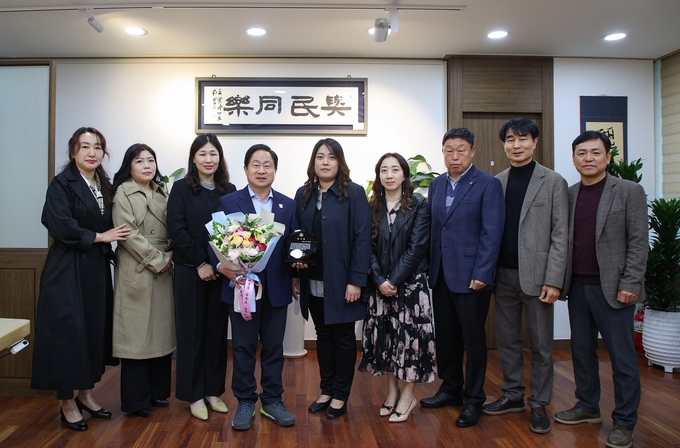 화광중학교 학부모회, 주광덕 남양주시장에 감사패 전달