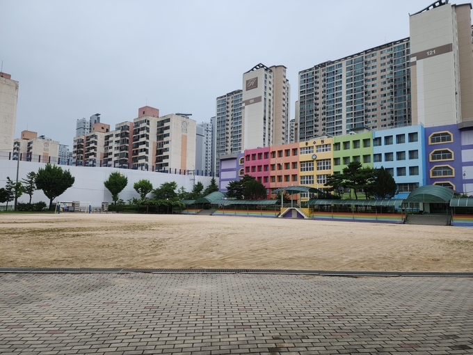 동수원초등학교, 영통2재건축조합 압박에 몸살