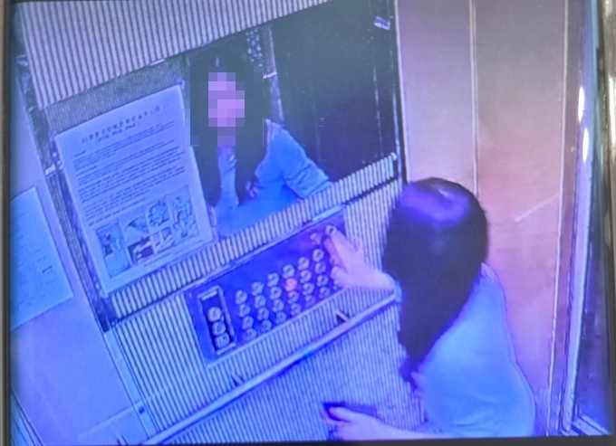 [단독] 엘리베이터 전단지 훼손 여중생 범죄자로 몰아간 용인동부경찰서…사과 한마디 없어