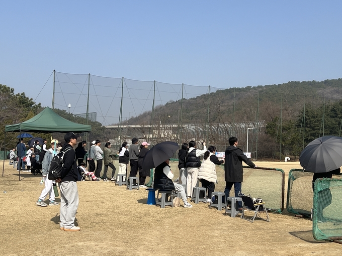 프로야구를 방불케 하는 긴장감…2025 U-12 학생 야구대회 학부모 응원 열기