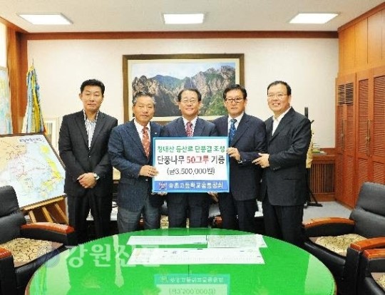 속초고등학교총동창회, 단풍나무 50주 기부