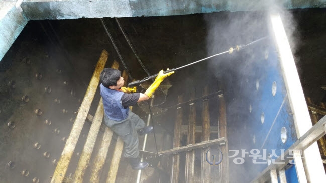 환경공단 태백, 정·배수지 청소 실시