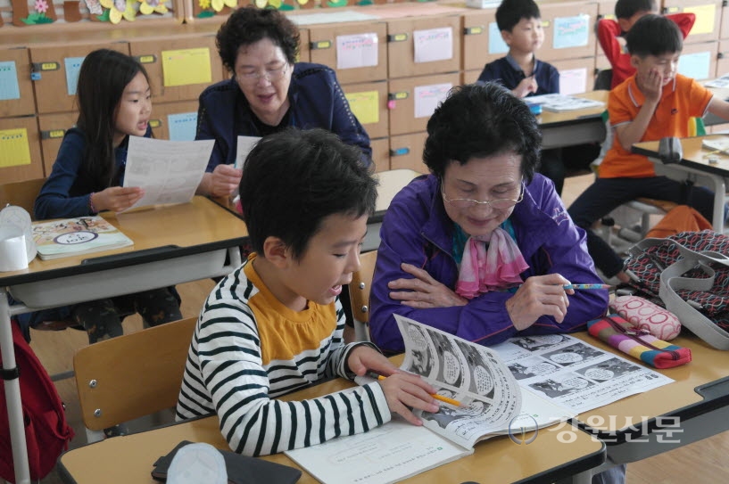 속초복지관, 초등학교서 손주들과 만학의 꿈 펼쳐