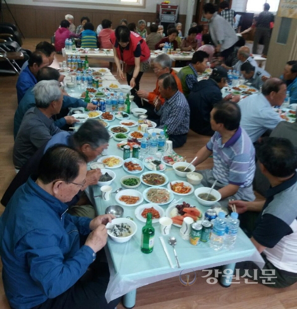 강릉 경포팔도강산횟집, 어르신 식사 대접