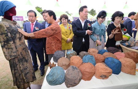 공예축제서 선보인 천연염색 제품