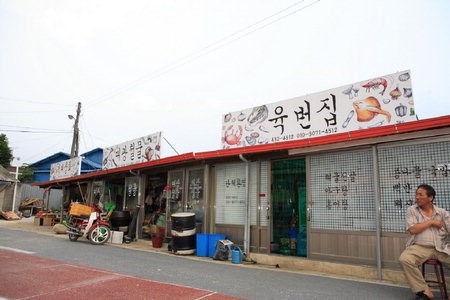 시골가게 주인장 삶이 담긴, 촌스러운 듯 멋스런 간판