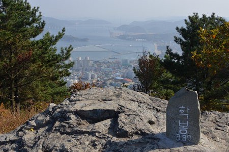 “무학산 학봉 표지석 치우고 문화재로 보존을”