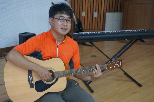 낮엔 체육교사, 밤엔 뮤지션 ‘유쾌한 이중생활’