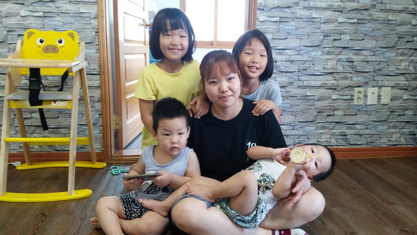 세 동생 기저귀 갈고 밥 먹이는 ‘9살 서은이’