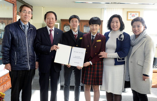 김해 경운중, 경남신문사에 성금 기탁