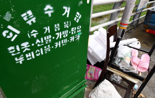 나눔 상징 헌옷수거함 ‘쓰레기 투기함’ 전락