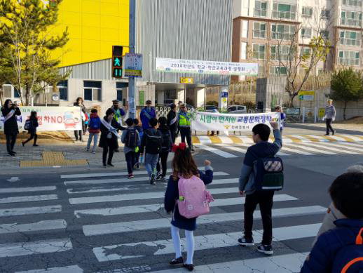 창원시 진해구, 신항초서 등굣길 안전 캠페인