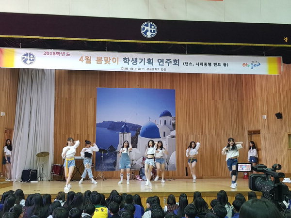 김해 경운중 ‘학생기획 연주·전시회’ 열어