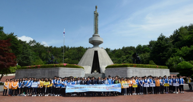 전몰군경유족회 창원지회, 충혼탑 참배