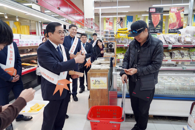 창원시 시장개척단, 캐나다서 창원단감 시장 뚫었다