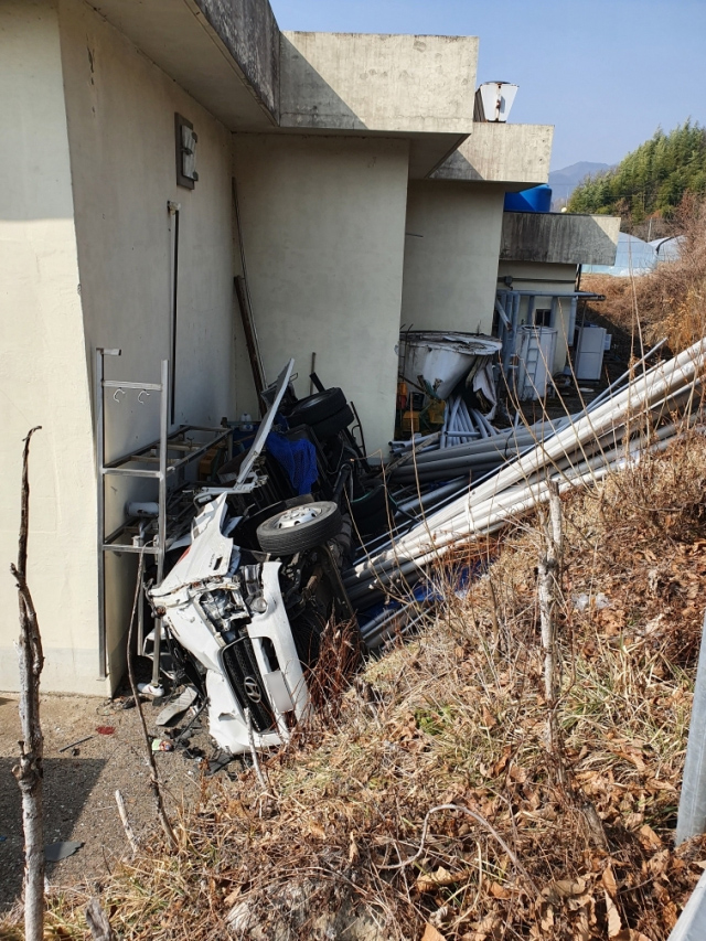 하동서 3.5t 트럭 추락… 운전자 사망