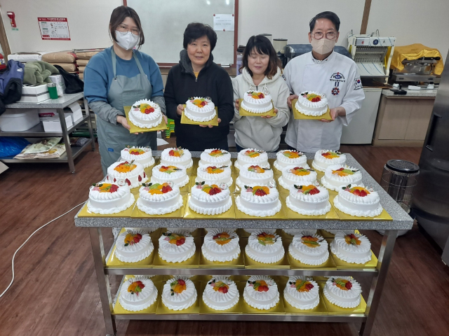 한국제과제빵커피학원, 경남종합복지회관에 케이크 100개