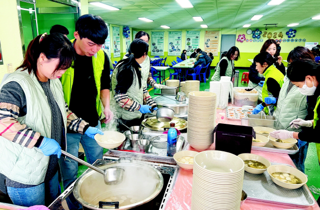 마산희망지역자활센터, 지역주민에 떡국 대접