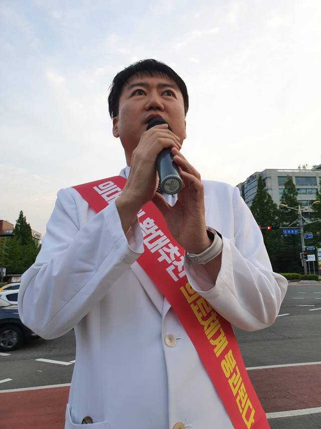 경남의사회, 도청 앞 집회 “의료 농단 멈춰라”