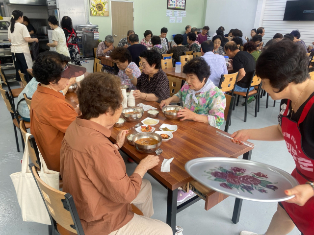 마산합포구 행복한 식당, 어르신에 점심식사 대접