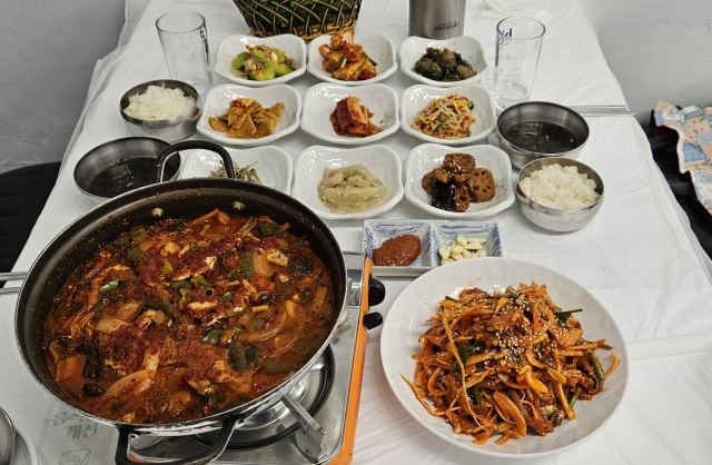 [주말ON 옥영숙의 내돈내산 시인의 한끼] (7) 남해 ‘공주식당’ 멸치회무침과 ‘詩&Sea 카페’