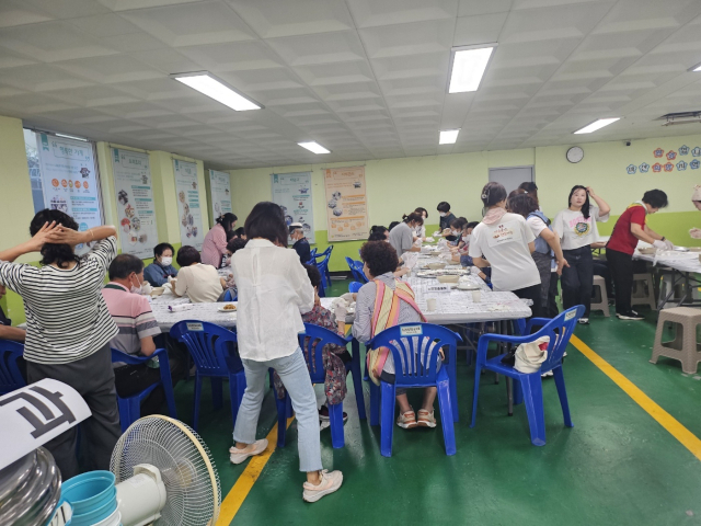 마산희망지역자활센터, 청과시장에 추석맞이 송편 나눔