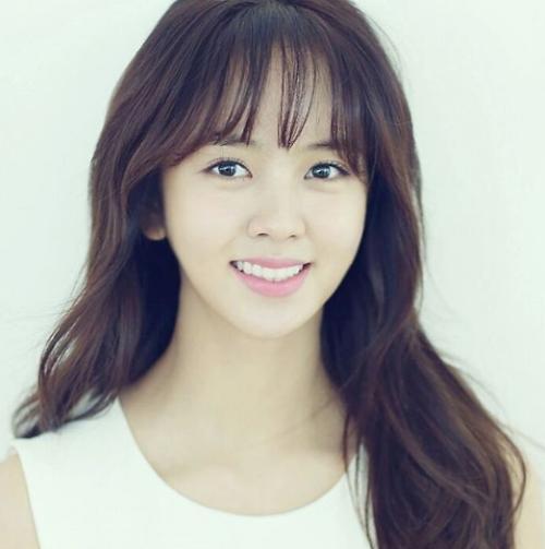순정 김소현, 웨이브 헤어스타일로 청순미 과시