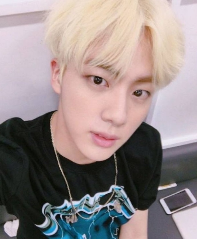 방탄소년단 진, 콘서트 화제 속 금발 헤어스타일 재조명 어린왕자가 따로없네