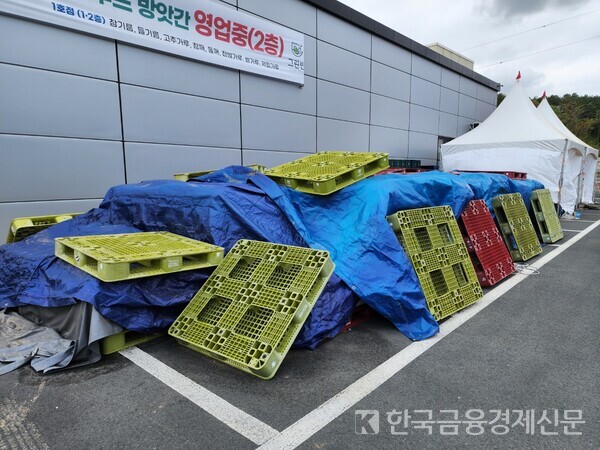진주시 농협하나로마트, 공공주차장 불법 점유ᐧ위험물 방치무법 운영