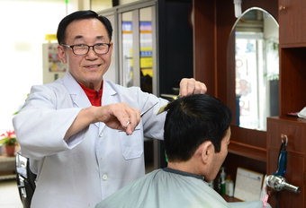 대기업 이사서 이발사로…대구 중구 박상원씨의 베푸는 인생