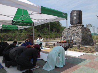 “누에 사육 잘돼 사업 번창하길 비나이다”