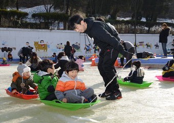 화원동산 썰매장 개장 “씽씽 달려요”