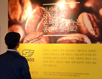 집 문을 열자 꽃향기 가득…화초·분재 많아 작은 식물원 느낌