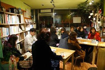 ‘다방’에서 글쓰고 책읽고 ‘책방’에서 영화보고…생활 속 작은 문학공간 인기