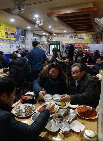 푸짐한 막걸리 밥상에 콩나물국밥 해장…줄잇는 주당들