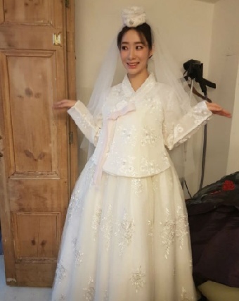 미모의 개그우먼 안소미, 눈길 사로잡는 한복 웨딩드레스 화보 공개