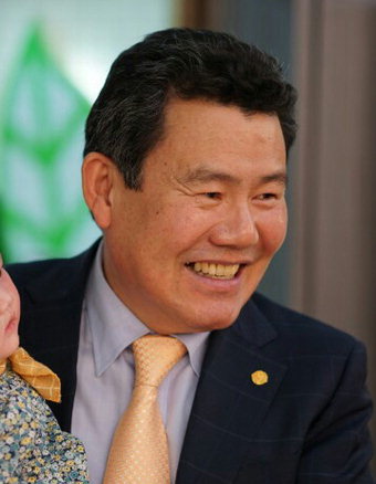 [칭찬 릴레이] 사비 들여 동네 어르신 쉼터 만들어