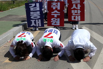 시계 현수막·길거리 버스킹…경북 이색선거전 치열