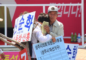 시계 현수막·길거리 버스킹…경북 이색선거전 치열
