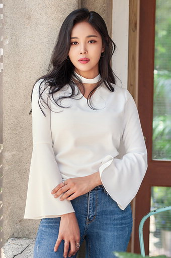 트로트계의 디바 신예 조정민 “심수봉 선배의 ‘백만송이 장미’ 듣고 트로트에 빠졌죠”