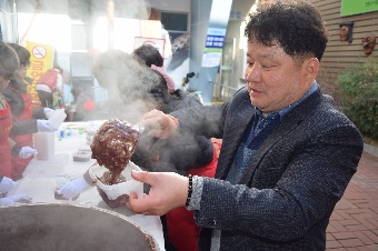 <사>웅부문화원, 안동 구시장 상인 대상 팥죽나눔행사